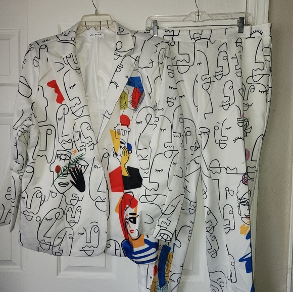 2pc Statement Suit - Picture 2 of 7